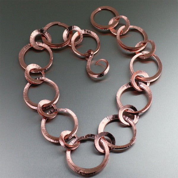 Collection de colliers en cuivre faits à la main