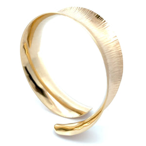 2 of 6: 14K Gold Chased Anticlastic Bangle Bracelet Side View Detailing