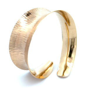 5 of 6: 14K Gold Chased Anticlastic Bangle Bracelet Left View with Detailing