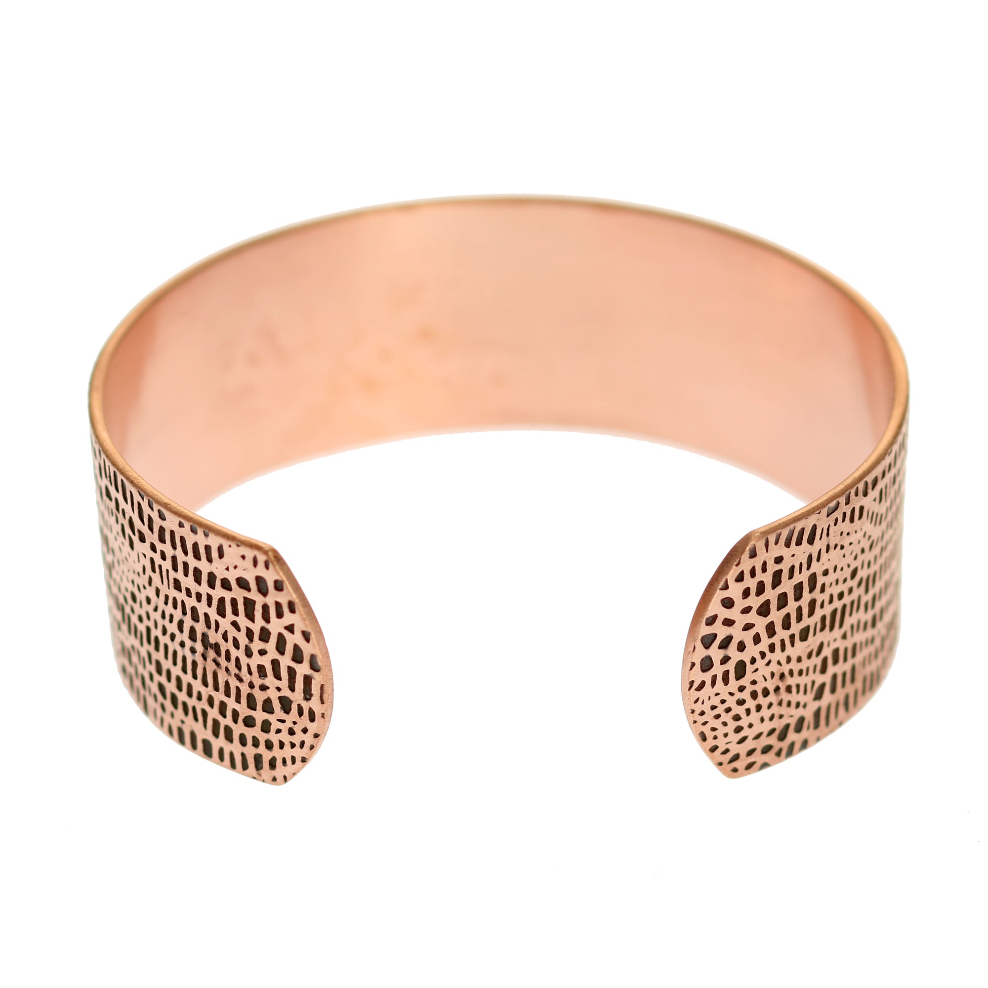 Opening of Men's Alligator Embossed 1 Inch Wide Solid Copper Cuff 